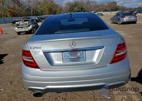 2015 Mercedes-Benz C 250 z USA, uszkodzony, nr VIN WDDGJ4HB7FG400006